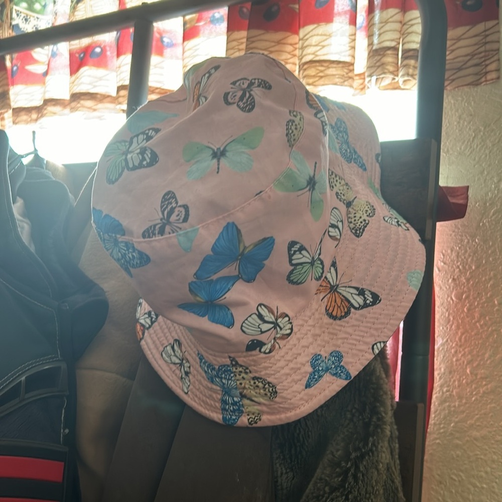 A bucket hat - Picture 3 of 4